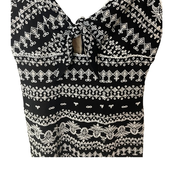 Alice & Olivia Roe Embroidered Fit Flare Mini Dress Tie Front Detail SZ 6 EUC - Picture 4 of 11